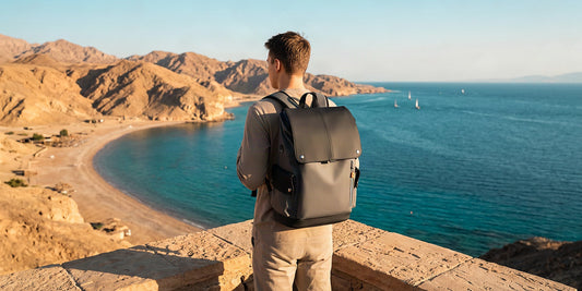 Voyageur avec un sac à dos face à la mer Rouge sous le soleil doré de novembre