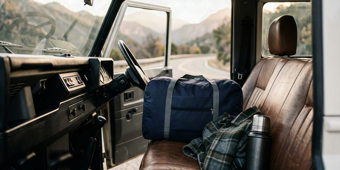 Sac de voyage homme léger et pliable posé sur la banquette d'une voiture au départ d'un road trip