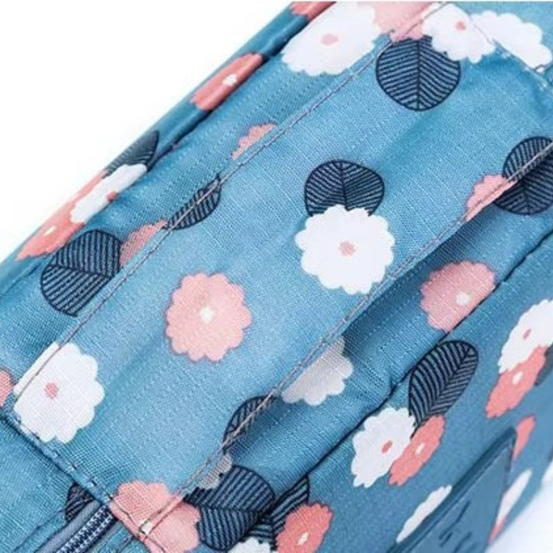 Trousse de Toilette Originale Voyage gros plan motif floral - Rouge Vin - Violet et Cerises - Bleu et Cerises - Flamant Rose - Cactus - Léopard - Bleu Clair et Fleurs - Bordeaux et Fleurs - Rose et Fleurs - Bleu Marine et Fleurs - Rose à Rayures - Rose et Cerises - Rose Bonbon - Bleu Marine - Gris - Rose à Pois - Vert et Cerises