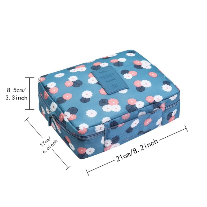Trousse de Toilette Originale Voyage dimensions indiquées - Rouge Vin - Violet et Cerises - Bleu et Cerises - Flamant Rose - Cactus - Léopard - Bleu Clair et Fleurs - Bordeaux et Fleurs - Rose et Fleurs - Bleu Marine et Fleurs - Rose à Rayures - Rose et Cerises - Rose Bonbon - Bleu Marine - Gris - Rose à Pois - Vert et Cerises